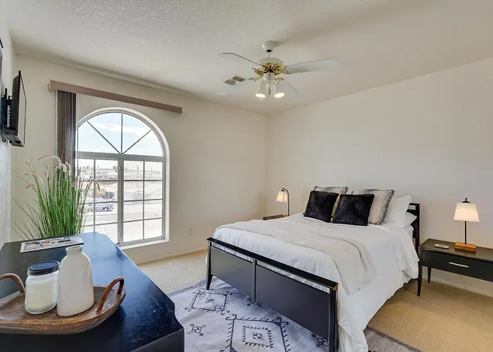 Views & Fenced Yard: Havasu Home! Holiday home