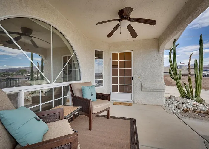 Views & Fenced Yard: Havasu Home!