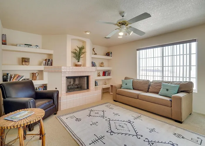 Views & Fenced Yard: Havasu Home! Holiday home