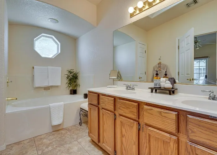Views & Fenced Yard: Havasu Home! *