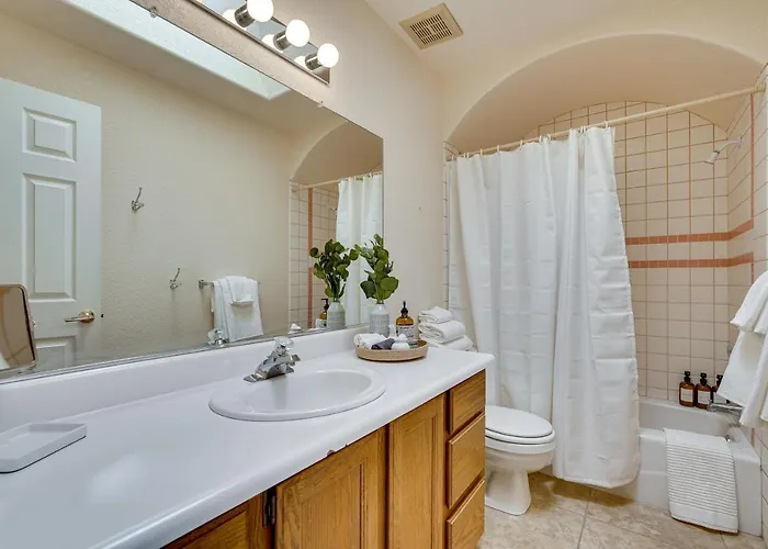 Views & Fenced Yard: Havasu Home!