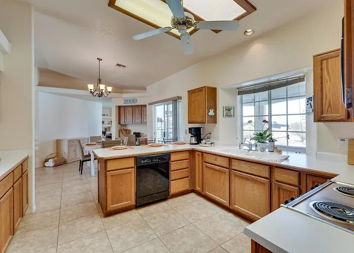 Views & Fenced Yard: Havasu Home! Holiday home