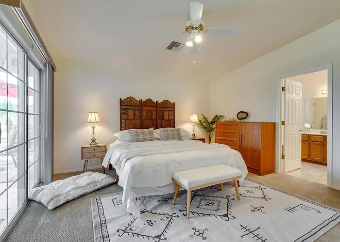 Views & Fenced Yard: Havasu Home! *